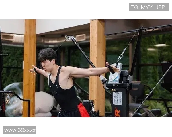 杨瀚森在对手突破时如陷泥潭提升移动速度是他亟需解决的问题 杨瀚森在对手突破时如陷泥潭提升移动速度是他亟需解决的问题