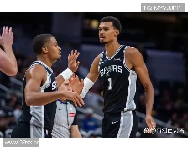 凯尔登全场完美表现5投全中14分3篮板1助攻3抢断正负值高达20分领衔全场